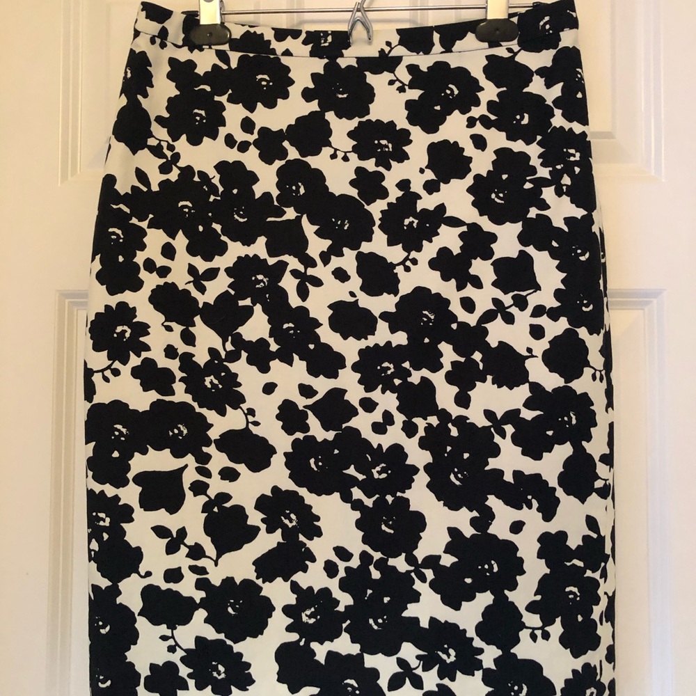 LOFT black/white flowered pencil skirt Size 6